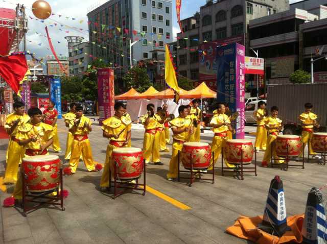 锣鼓队表演